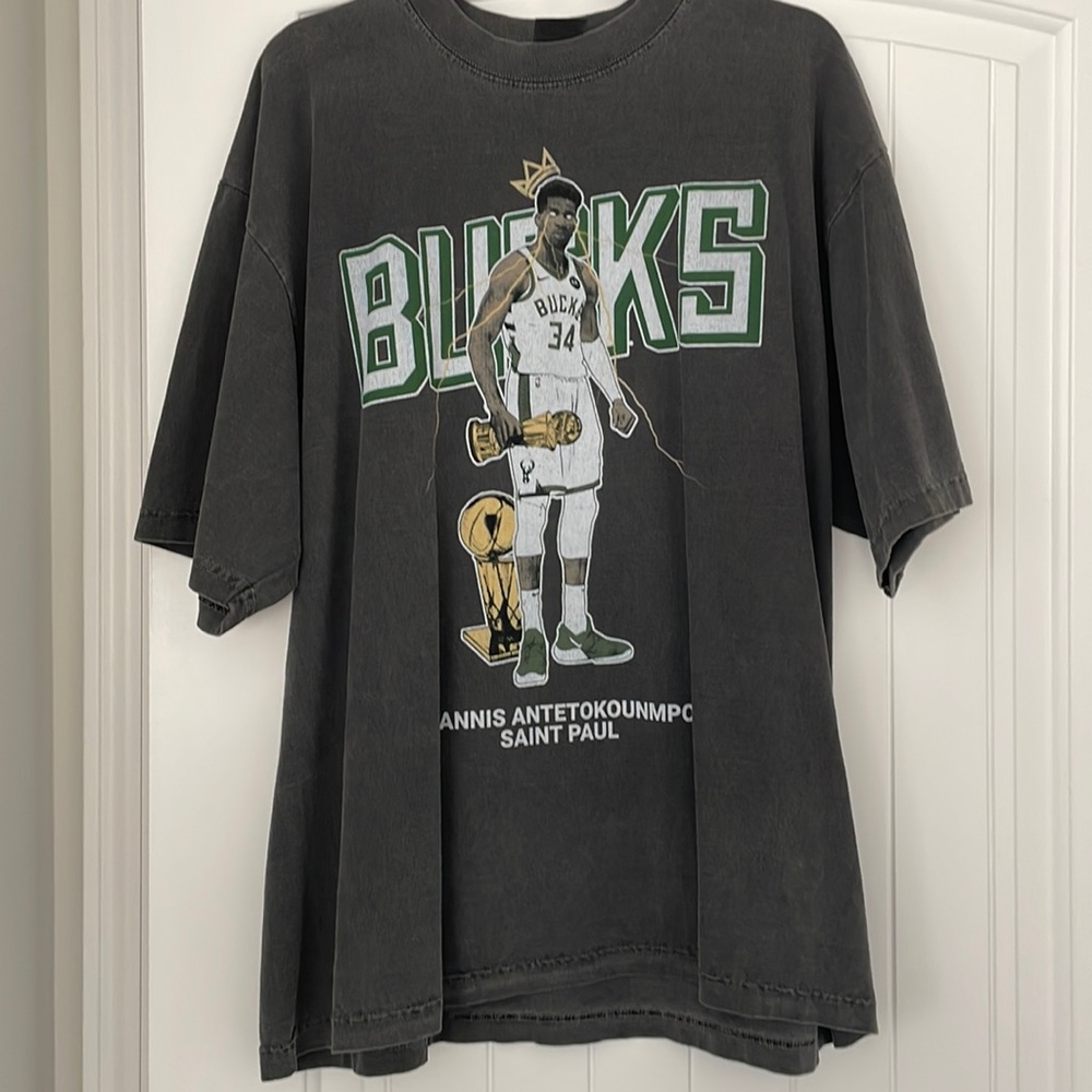 NWOT shakawear giannis milwaukee bucks championship tshirt